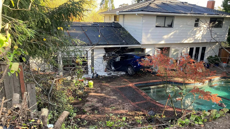 Tesla пролетела 15 м над бассейном и приземлилась на кухне частного дома. За рулём была 70-летняя женщина